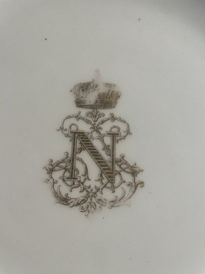 Sous-tasse en porcelaine au chiffre en dorure...