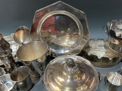 Lot de métal argenté : timbales, casseroles...