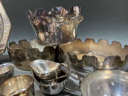 Lot de métal argenté : timbales, casseroles...