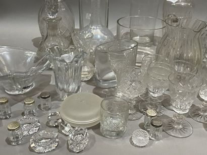 Lot de verrerie : carafes, vases, coupes,...