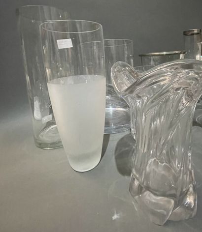 Lot de vases et coupes en cristal et verre...