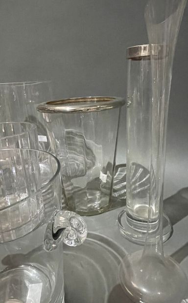 Lot de vases et coupes en cristal et verre...
