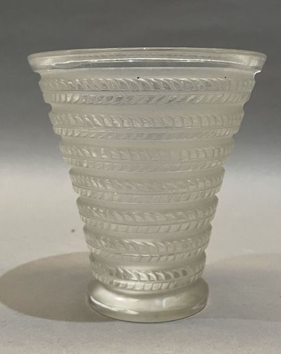 R. LALIQUE France
Vase Cytise en verre moulé...