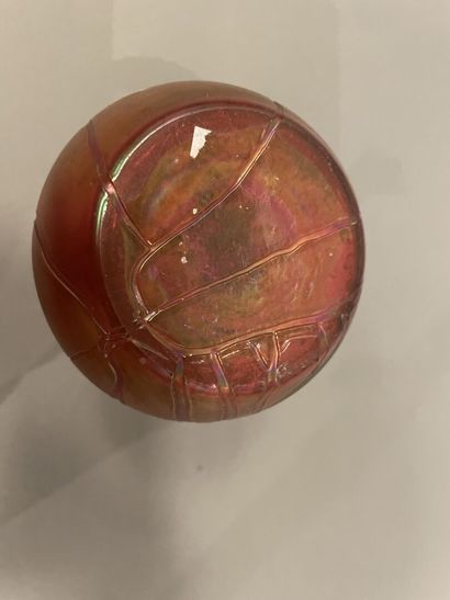 Petit vase balustre en verre irisé.
Dans...