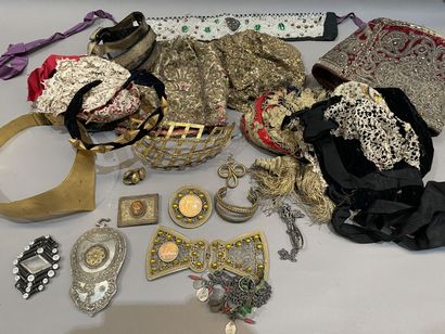 Lot de chapeaux et bijoux fantaisie de scène....
