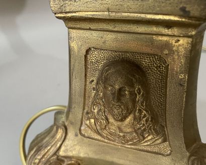 Deux pique-cierges en bronze doré et en laiton...
