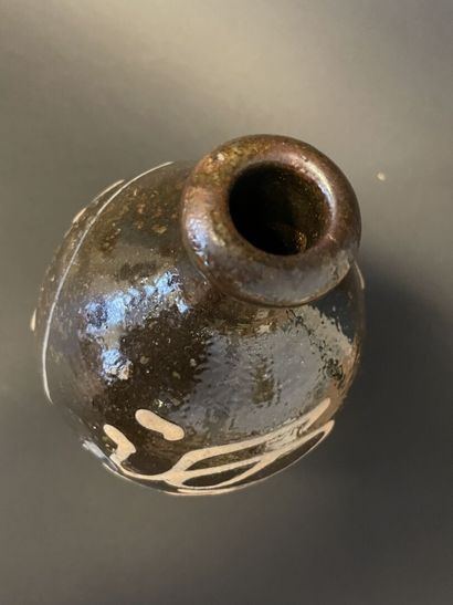 JAPON
Vase bouteille en grès émaillé noir...