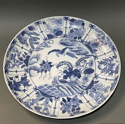 Plat en porcelaine à décors en camaïeu bleu...