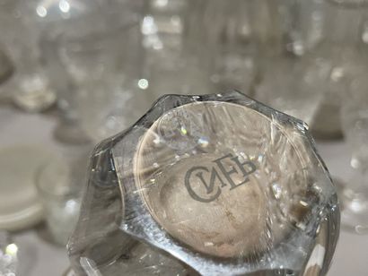 Lot de verrerie : carafes, vases, coupes,...