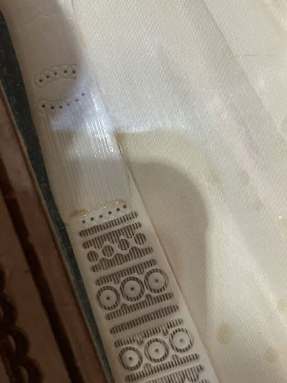 Eventail à 16 brins d'os, la feuille en papier...