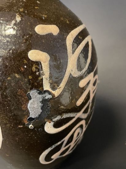 JAPON
Vase bouteille en grès émaillé noir...