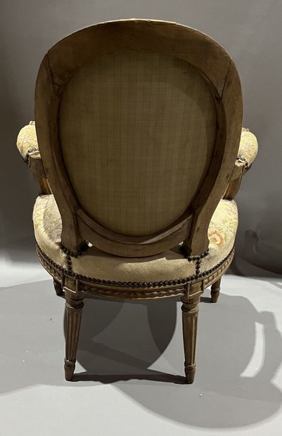 Fauteuil médaillon garni d'une tapisserie...