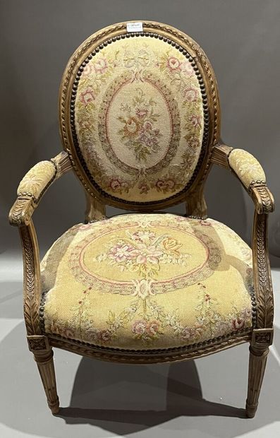 Fauteuil médaillon garni d'une tapisserie...