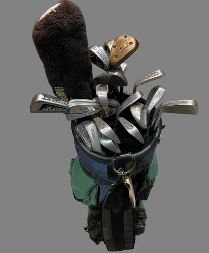 4 sacs de golf en toile et cuir comprenant...