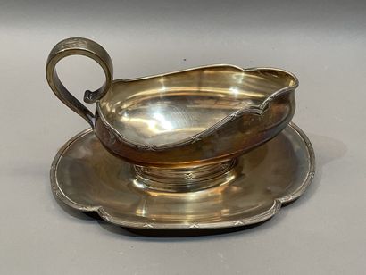 Saucière à plateau adhérent en argent. 
16...