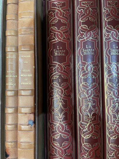 Lot of bound and paperback books,
mainly...