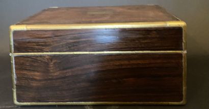 Coffret de toilette en placage de palissandre...