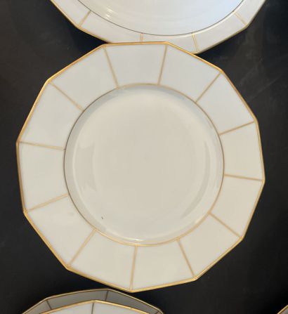 Partie de service de table en porcelaine...