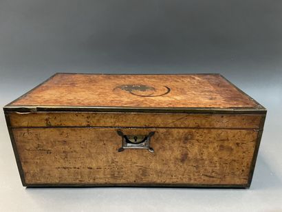 Ecritoire de voyage en ronce de noyer à plateau...