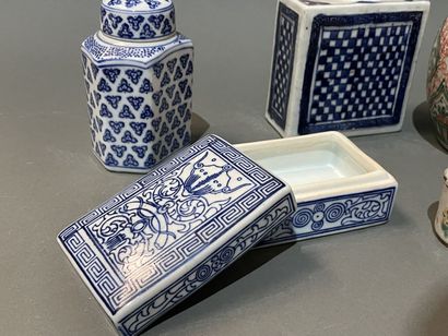 Lot vases, boîtes, oreiller en porcelaine...