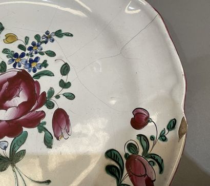 Quatre assiettes en faïence à décor de roses....