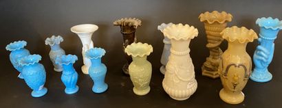 Petite collection de vases en opaline et...