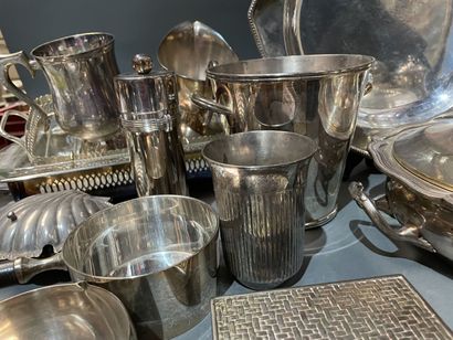 Lot de métal argenté : timbales, casseroles...