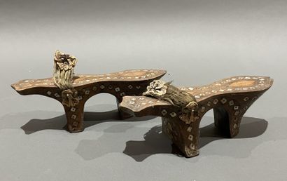 Paire de geta japonaises en bois et incrustation...