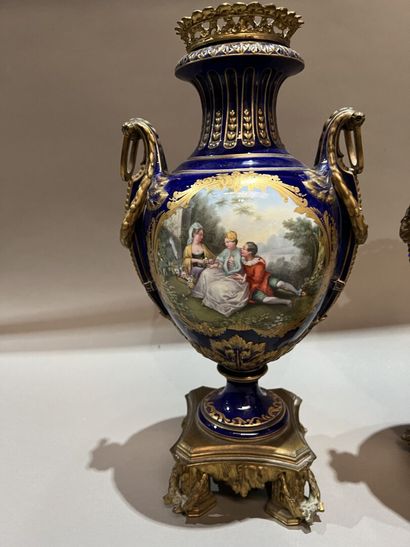 Paire de vases en porcelaine de forme balustre...