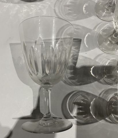 BACCARAT 
Service de verres à pied en cristal...