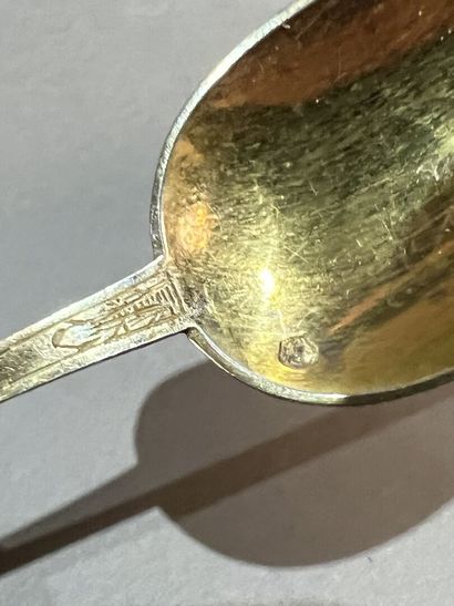 Douze cuillères à café en vermeil, la prise...