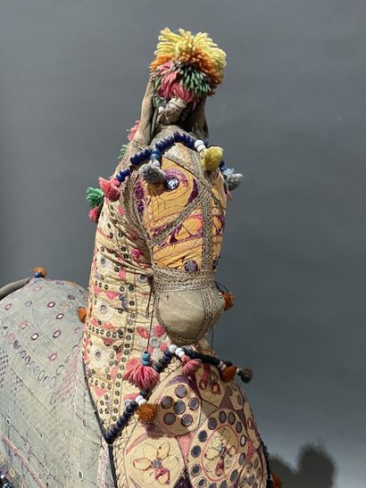 Cheval en patchwork de tissus, broderie et...