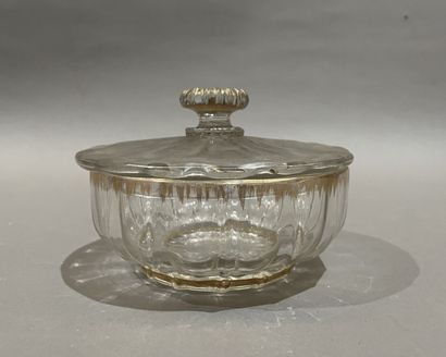 Bonbonnière en verre à décor peignér or....