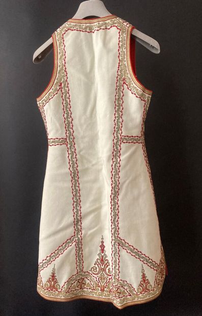 Gilet long brodé d'un ensemble de mariée...