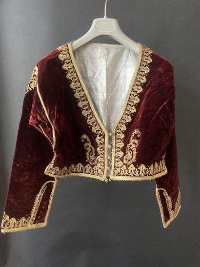 Veste courte et paire de mules en velours...
