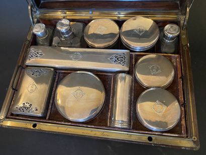 Coffret de toilette en placage de palissandre...