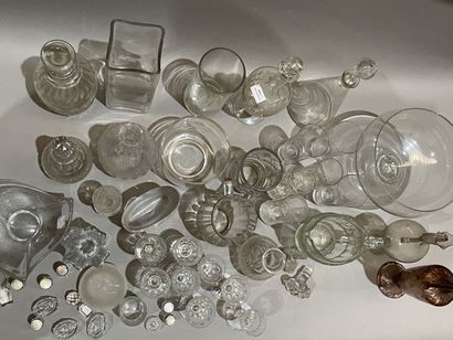 Lot de verrerie : carafes, vases, coupes,...