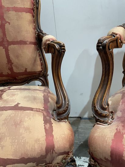 Paire de grands fauteuils en noyer richement...