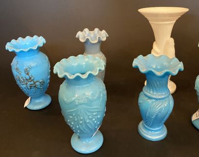 Petite collection de vases en opaline et...