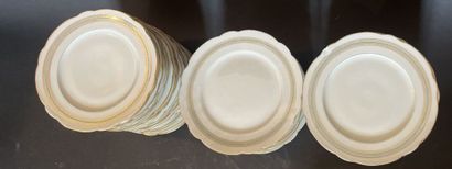 Partie de service de table en porcelaine...