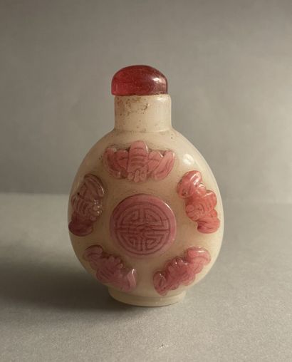 Tabatière en agate rouge et blanche, la panse...