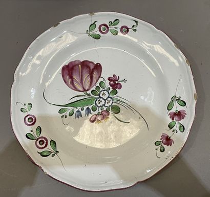 Quatre assiettes en faïence à décor de roses....
