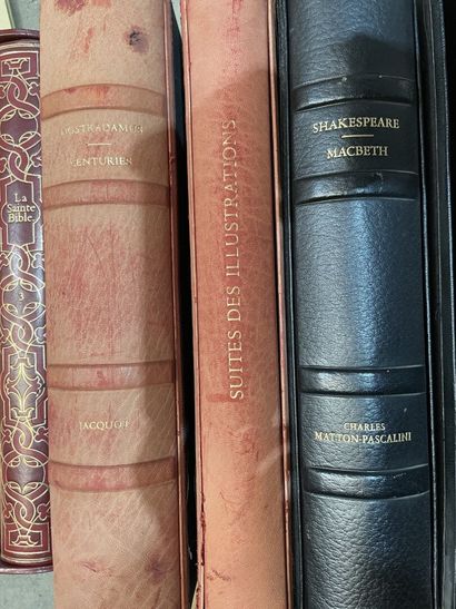Lot of bound and paperback books,
mainly...