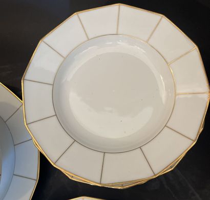 Partie de service de table en porcelaine...