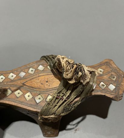 Paire de geta japonaises en bois et incrustation...