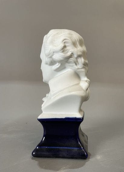 Mozart
Petit buste en biscuit de porcelaine,...