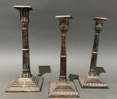 Suite de trois pieds de lampe en bronze argenté...
