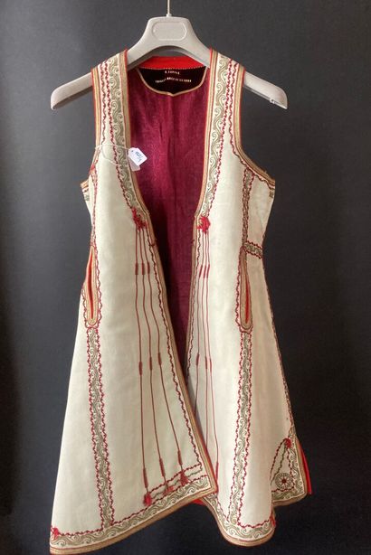 Gilet long brodé d'un ensemble de mariée...
