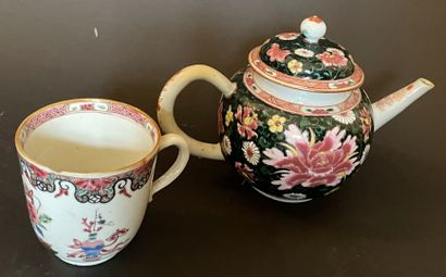 Petite théière en porcelaine à décor de pivoines.
Chine,...