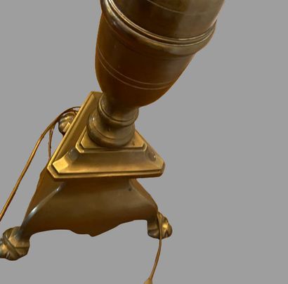 Suite de trois lampadaires en bronze formant...